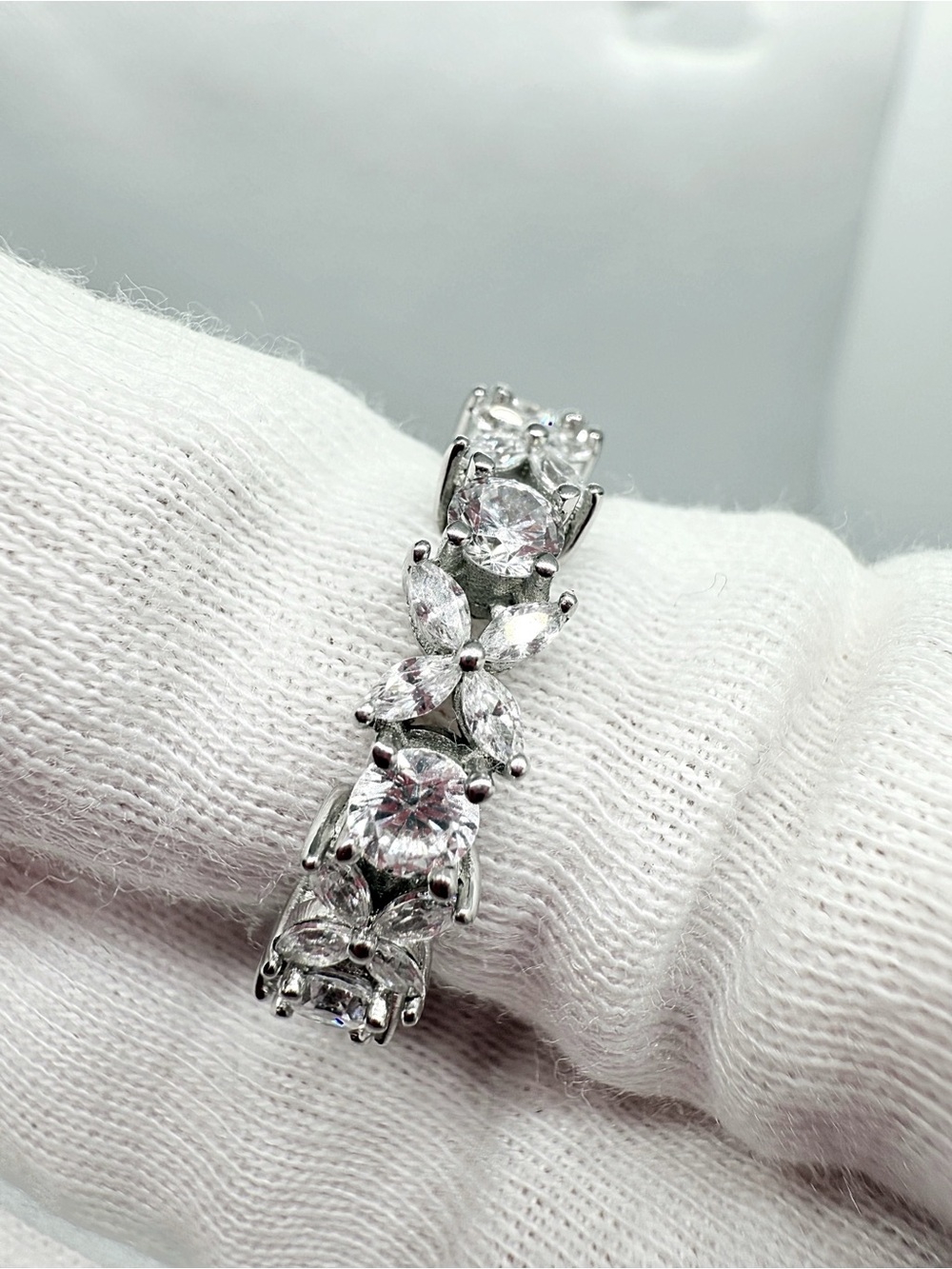 Elegant Silver Women's Ring - Picture 6 of 17